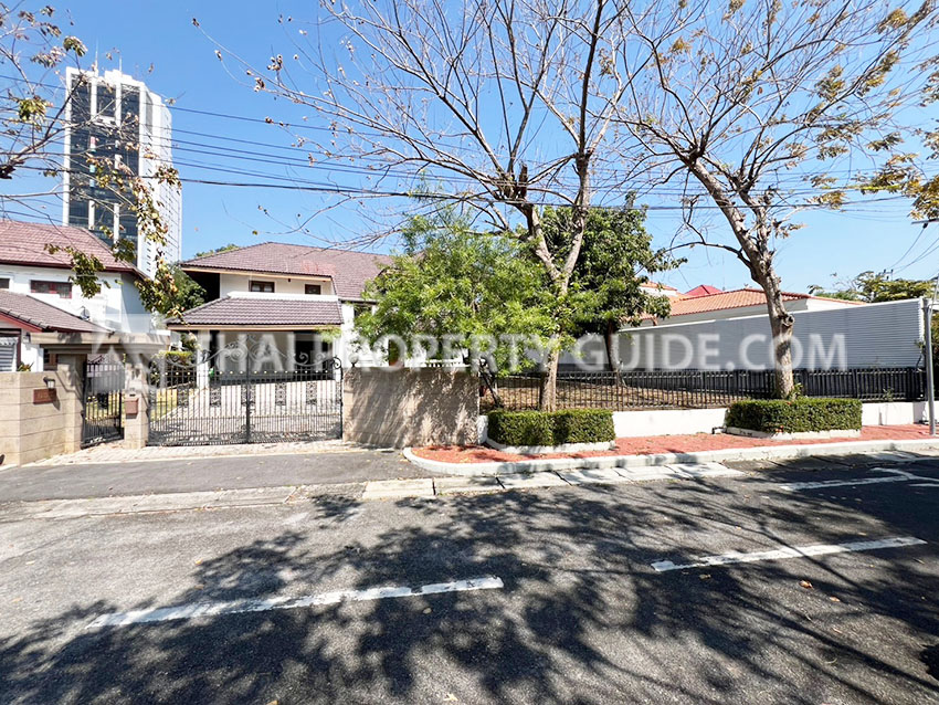 House with Shared Pool in Bangnatrad 